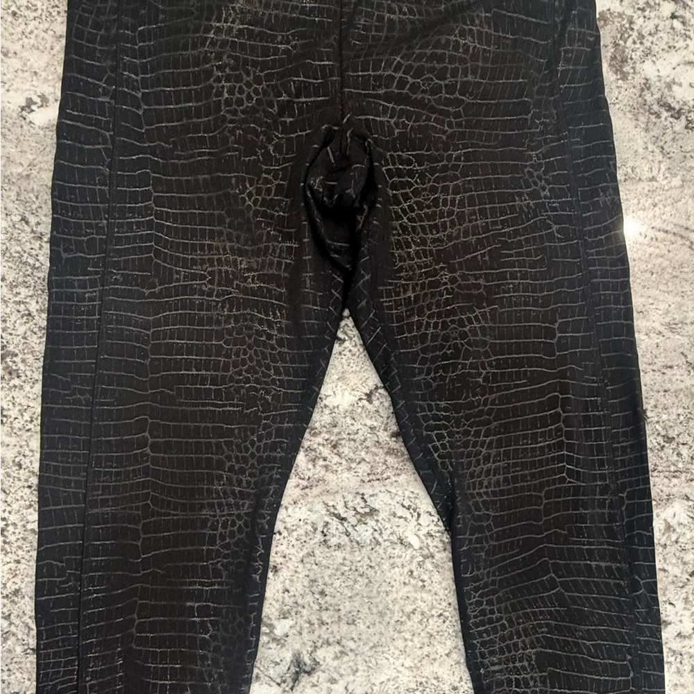 “VS/Pink” Black Crocodile Print Leggings